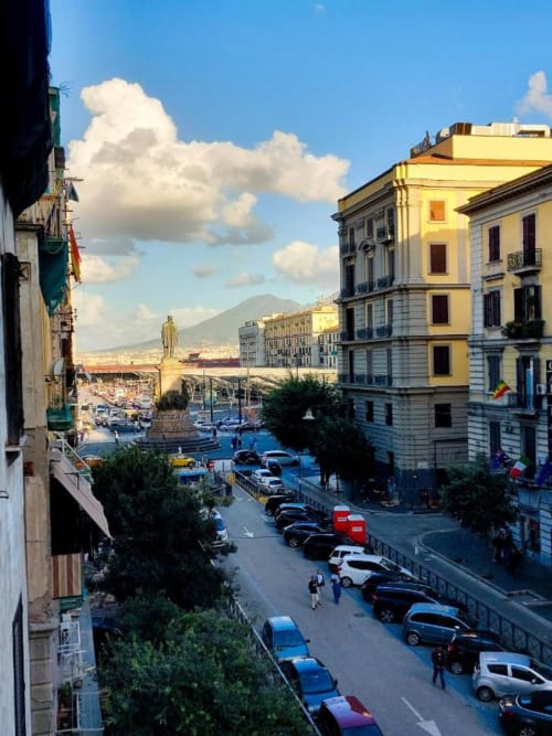 Vista del porto di Napoli da I Migliori Artisti B&B con il Vesuvio, edifici storici e barche