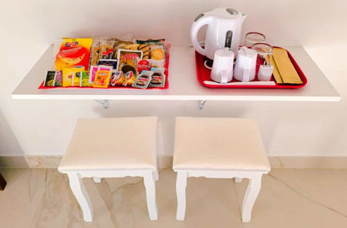 Vassoio di benvenuto con snack e bollitore elettrico bianco presso I Migliori Artisti B&B a Napoli
