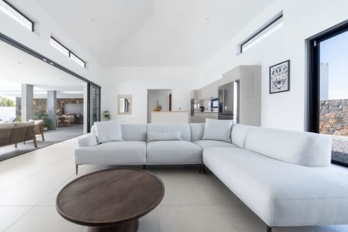 Salon moderne avec canapé blanc à La Villa Boz, Saint Philbert de Bouaine, puits de lumière et terrasse ouverte