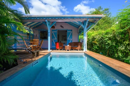 Villa avec piscine Chez Marie et Philippe, eaux turquoise, bungalow bleu en bois et jardin tropical à Marie-Galante