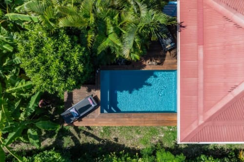 Vue aérienne de la piscine du gîte Ti'Kaz Cannelle à Chez Marie et Philippe, Marie-Galante, aux eaux turquoise et ambiance tropicale