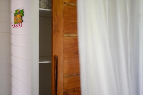 Armoire en bois ouverte du gîte Ti'Kaz Cannelle chez Marie et Philippe, Marie-Galante