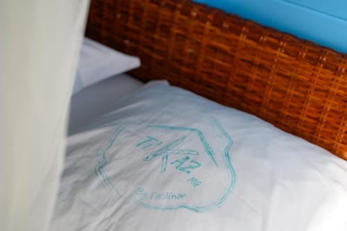 Dessin d'enfant sur la literie blanche du gîte Chez Marie et Philippe à Marie-Galante