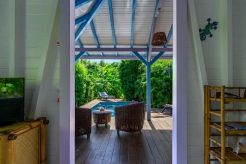 Terrasse du bungalow Ti'Kaz Cannelle avec vue sur la piscine privée, les jardins et l'espace détente de Chez Marie et Philippe, Marie-Galante