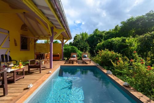Villa Ti'Kaz Vanille avec piscine à Chez Marie et Philippe, Marie-Galante, transats et jardin tropical