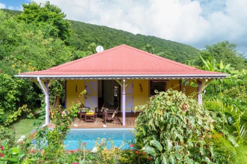 Villa Ti'Kaz Vanille à Chez Marie et Philippe, Marie-Galante, avec toit rose, piscine, terrasse et jardin verdoyant