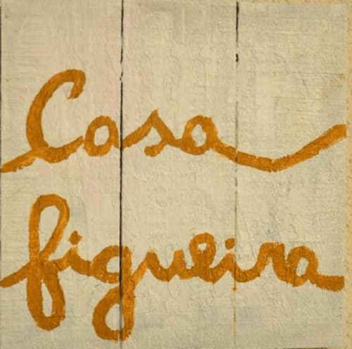Handwritten text on wooden tiles reading 'Coco Kokinda' at Tree House villa Figueira, Quinta Do Conde, Sesimbra