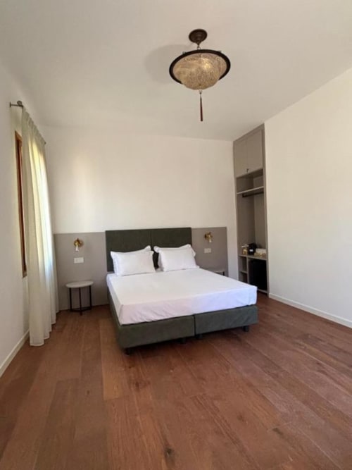 Suite Moderna Casanova Hideaway a Venezia con letto queen, pavimenti in legno e vista sulla città