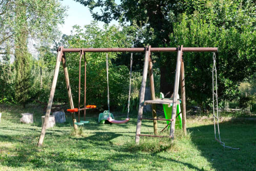 Portique en bois rustique au Mas St André B&B, entouré de jardins verdoyants à Saint-Andiol, France