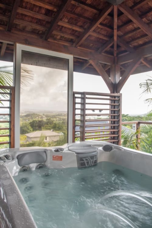 Luxueux bain à remous avec vue panoramique à Paradise Location, Fort-de-France, Martinique