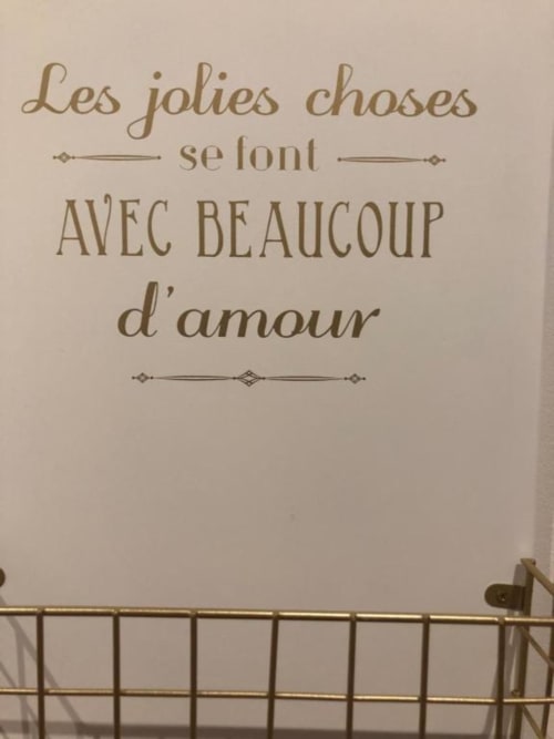 Décalque mural français dans le studio de l'hôtel Cosyade : « Les jolies choses se font avec beaucoup d'amour »