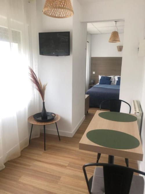 Studio Supérieur Cosyade à Bourbourg avec coin repas, kitchenette et accès à la chambre avec vue sur le jardin