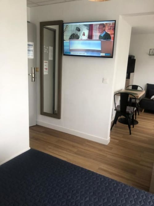 Studio Supérieur de l'hôtel Cosyade à Bourbourg avec TV écran plat, coin repas et kitchenette