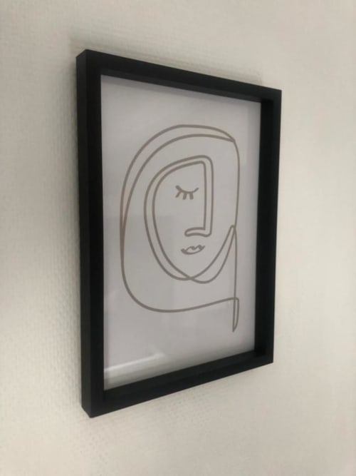 Portrait en trait minimaliste encadré noir à l'Hôtel Cosyade, Bourbourg