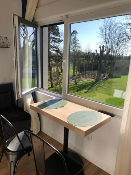 Studio Supérieur à Cosyade avec coin repas vue jardin, kitchenette et fenêtres donnant sur la pelouse