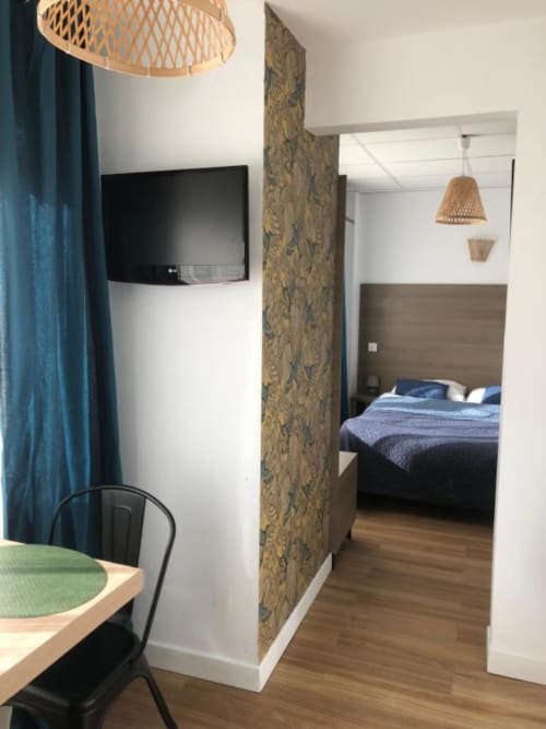 Studio supérieur Cosyade à Bourbourg avec séjour ouvert, kitchenette, table à manger et chambre avec vue sur jardin