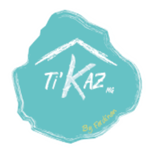 Logo Ti'Kaz, badge turquoise avec design montagne blanc pour Chez Marie et Philippe, Marie-Galante