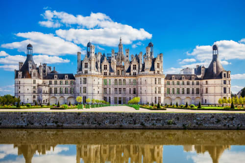 Château de Chambord se reflétant dans la rivière, vallée de la Loire près de Lamotte-Beuvron, France
