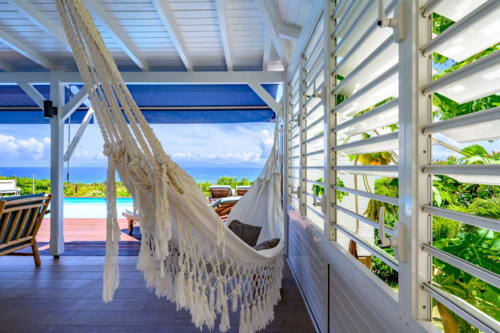 Hamac blanc avec vue sur l'océan sur la terrasse couverte de Chez Marie et Philippe, Marie-Galante