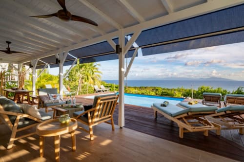 Terrasse vue mer de Chez Marie et Philippe avec piscine à débordement, salon de détente et vue sur la mer des Caraïbes à Marie-Galante