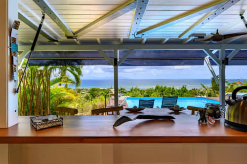 Comptoir de cuisine avec vue sur l'océan et la piscine à Chez Marie et Philippe, Marie-Galante, Guadeloupe