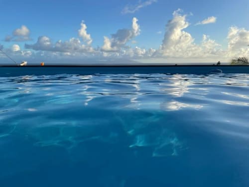 Eaux océaniques bleu cristal près de Marie-Galante avec nuages blancs et navires lointains à l'horizon