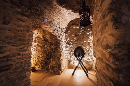 Arco de piedra histórico en la Casa de Medina, casa solariega andaluza en Medina Sidonia, con mobiliario tradicional