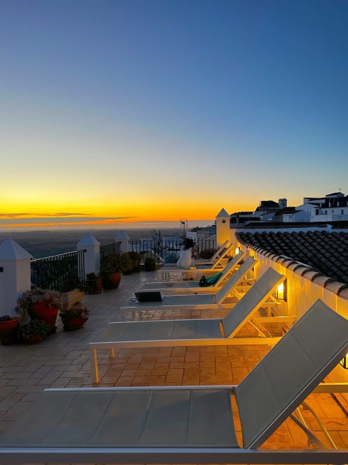 Vista del atardecer desde la terraza de Casa de Medina con tumbas con vista a Medina Sidonia, España