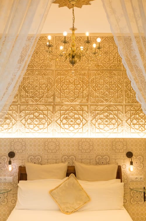 Lujosa habitación en La Vista Medina Stays con techo dorado ornamentado, lámpara de araña y papel tapiz estampado en Medina Sidonia