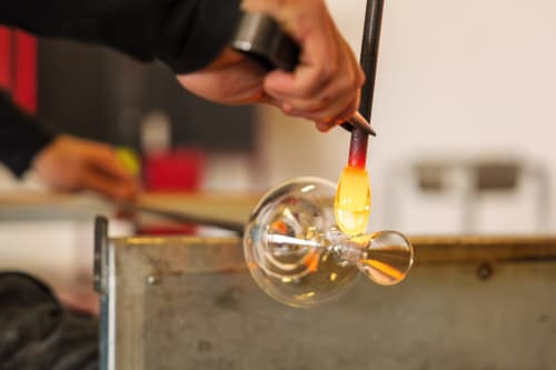 Artigiano soffiatore di vetro che crea un pezzo in vetro fatto a mano presso il bed and breakfast Casanova Hideaway, Venezia Italia