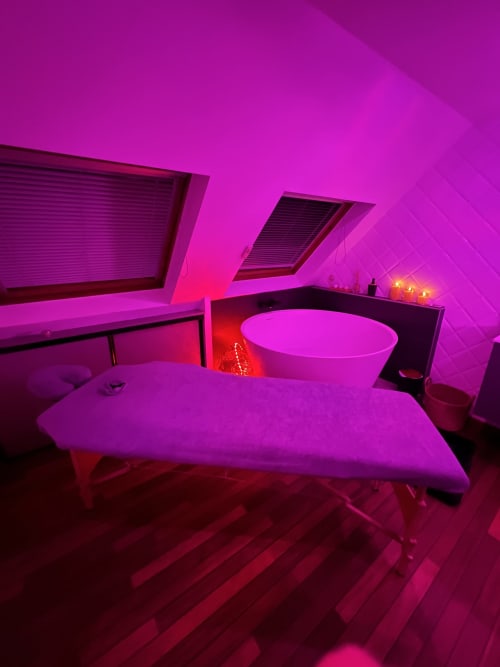 Magenta-lit luxury suite at Love Room - Le Lien 56 in Vannes with illuminated bathtub and contemporary furniture