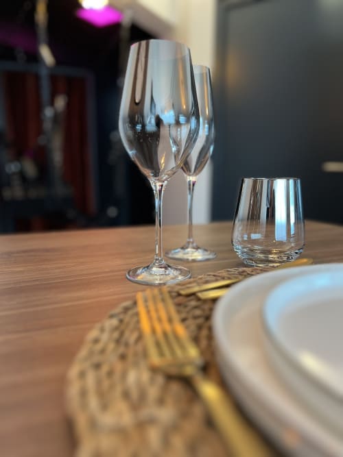 Elegant table setting at Love Room - Le Lien 56 Vannes with wine glasses, plate, and gold cutlery
