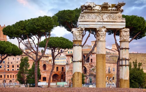 Antiche colonne e rovine romane presso Le Dimore Del Duca Roma, circondate da architettura italiana e pini domestici