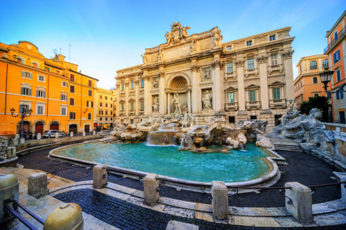 Fontana di Trevi illuminata da luci dorate a Roma, vicino a Le Dimore Del Duca Roma B&B