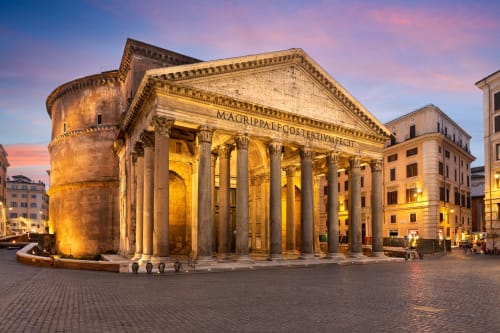 Pantheon illuminato al tramonto a Roma, tempio antico storico con colonne vicino a Le Dimore Del Duca Roma