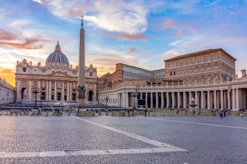 Basilica di San Pietro e Piazza San Pietro al tramonto, vicino all'hotel Le Dimore Del Duca Roma a Roma