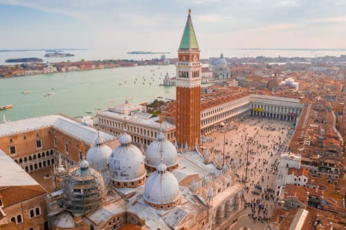 Vista aerea della Basilica di San Marco e del Campanile che dominano Piazza San Marco e la laguna vicino a Casanova Hideaway
