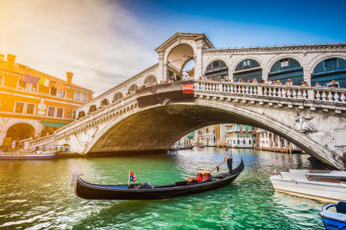 Il Ponte di Rialto attraversa il Canal Grande di Venezia con gondola e storici edifici a Casanova Hideaway