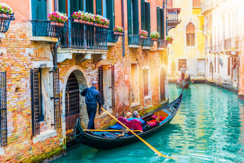 Gondola su canale turchese con edifici storici colorati al Casanova Hideaway, Venezia