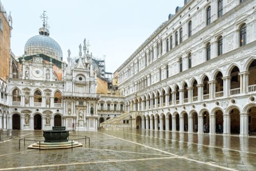 Cortile veneziano con architettura rinascimentale, portici ed edifici ornati presso Casanova Hideaway Venezia
