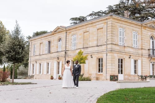 Photo d'un couple devant la bâtisse du château Erigoye