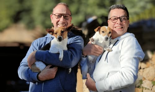 Gastgeber des Loup Castel heißen Besucher mit ihren Hunden willkommen – für einen authentischen, herzlichen Aufenthalt