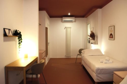 Camera Tripla moderna presso Le Dimore Del Duca Roma con letto, scrivania, illuminazione calda e soffitto con accento burgundy