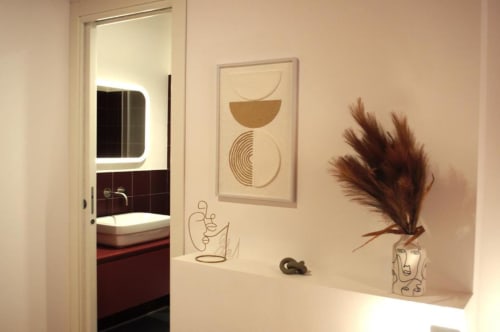 Moderna alcova camera da letto presso Le Dimore Del Duca Roma con arte astratta, erba pampas decorativa e vista aperta sul bagno