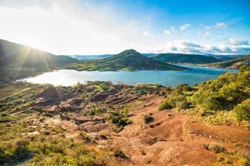 Lac de cratère volcanique aux eaux turquoise près de Plaissan, France - vue panoramique pittoresque pour le gîte Chez Laure & Marc