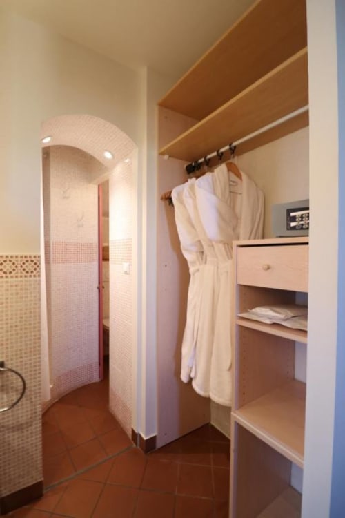 Salle de bain moderne de la Suite avec Balcon à l'Hôtel Villa Roseraie, Vence, avec douche arrondie et rangements en bois
