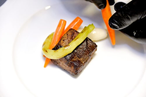Bistec de res sellado con verduras asadas en el Hotel San Giovanni Resort, Saluzzo