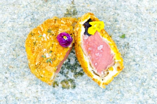 Elegante tartare de mariscos con flores comestibles en el Hotel San Giovanni Resort de Saluzzo