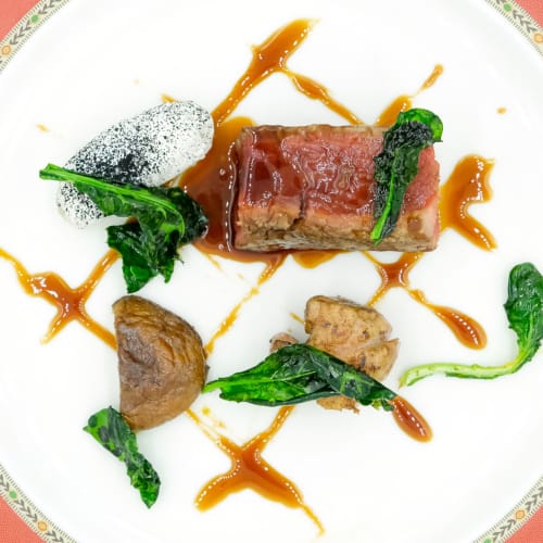 Plato de carnes gourmet con verduras y salsa en el Hotel San Giovanni Resort, Saluzzo
