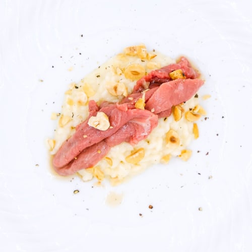 Carpaccio de res sellado con puré cremoso de papas y chalotes crujientes en Hotel San Giovanni Resort, Saluzzo